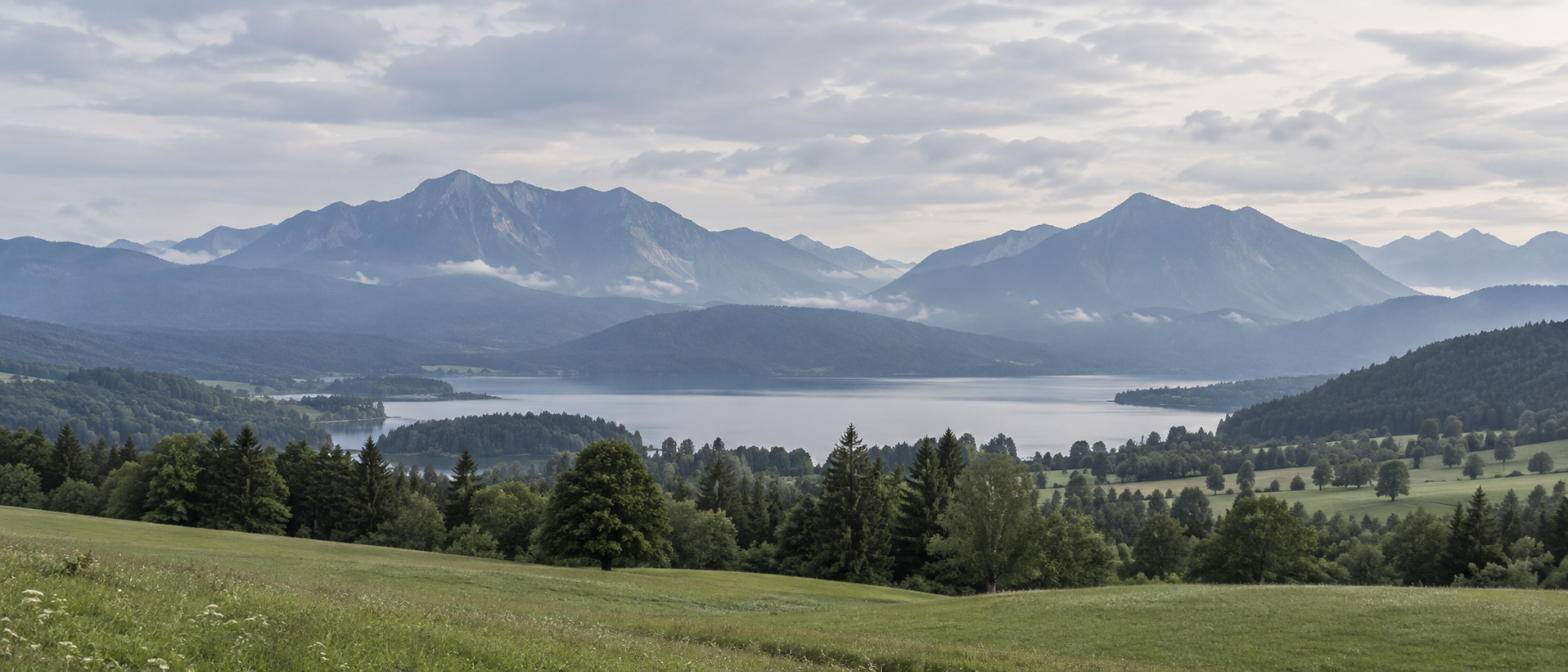 Landschaftsmotiv mit See und Alpen aus dem früheren Website-Bildkonzept